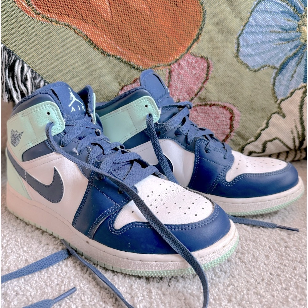 Nike Air Jordans Size 6.5 Youth/8 Women Blue Mint Mids